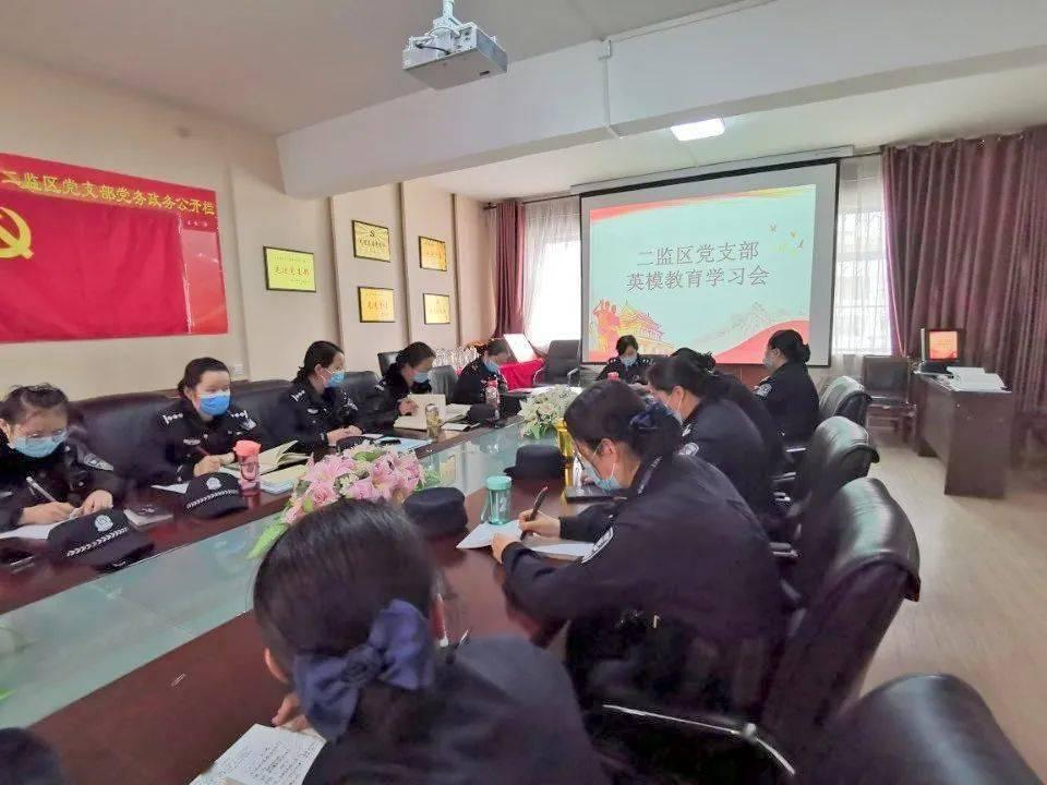 铁笼中的小鹿逃脱